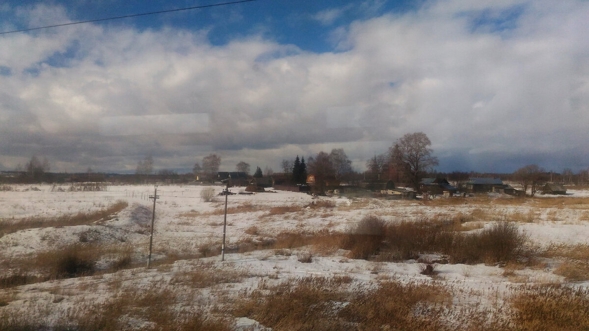 Кадр из поезда Москва-Архангельск, где-то под Ростовом Великим. Фотографии авторские.