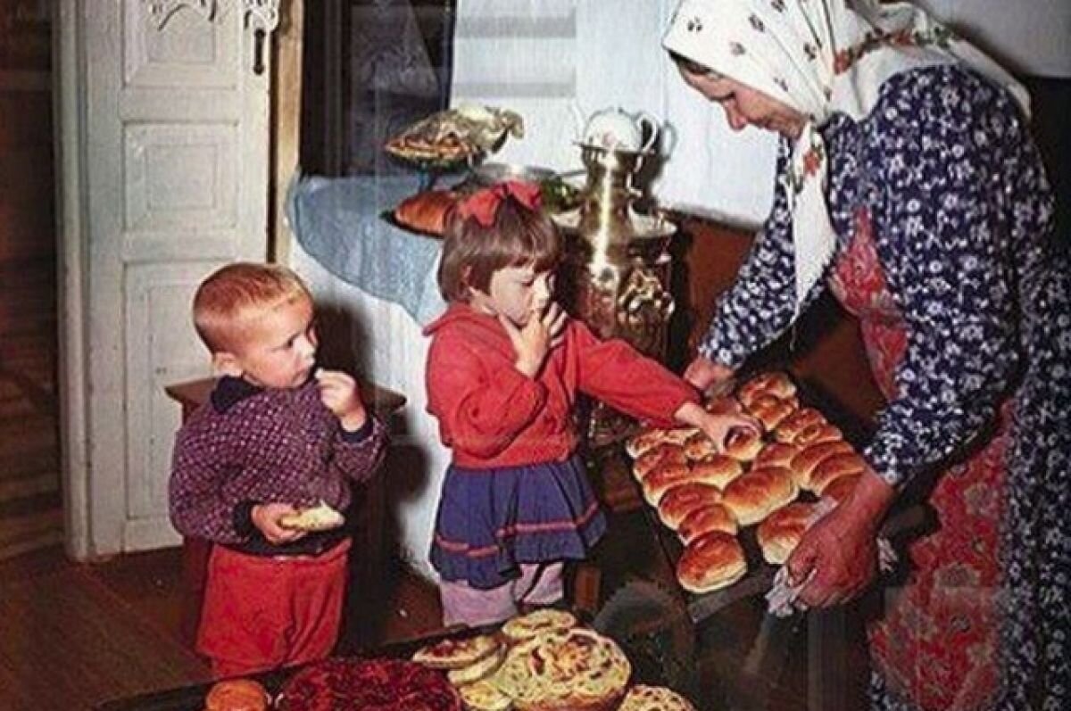 Учи русский внучок. Бабушка и внук в деревне. Бабушка внук пирожки. Бабуля с пирожками. Бабушка с внуками в деревне.