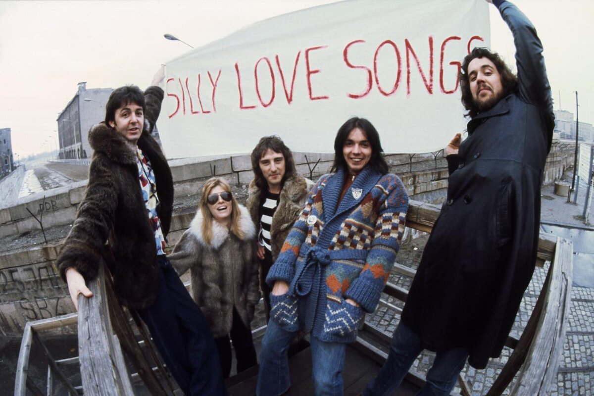 Wings на КПП (чекпойнт) Чарли, Берлин, 1976 г. MPL ARCHIVE © PAUL MCCARTNEY/MPL COMMUNICATIONS INC/LTD