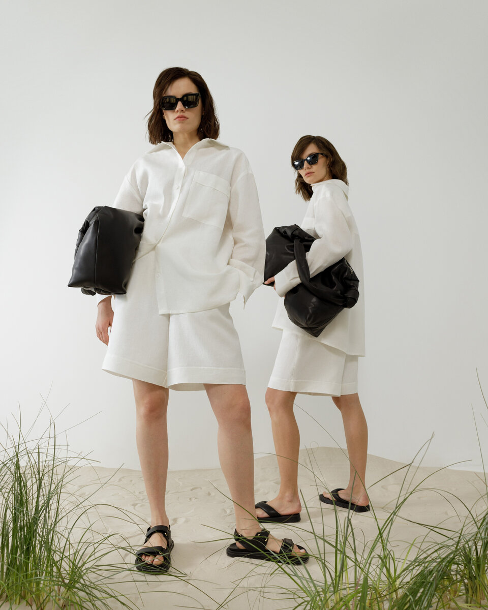 На фото представлена блуза ДЖАКАРТА (арт. 17524BL), шорты ДЖАКАРТА (арт. 11924TR), сумка ЭЛИЗА (арт. 53110BG).