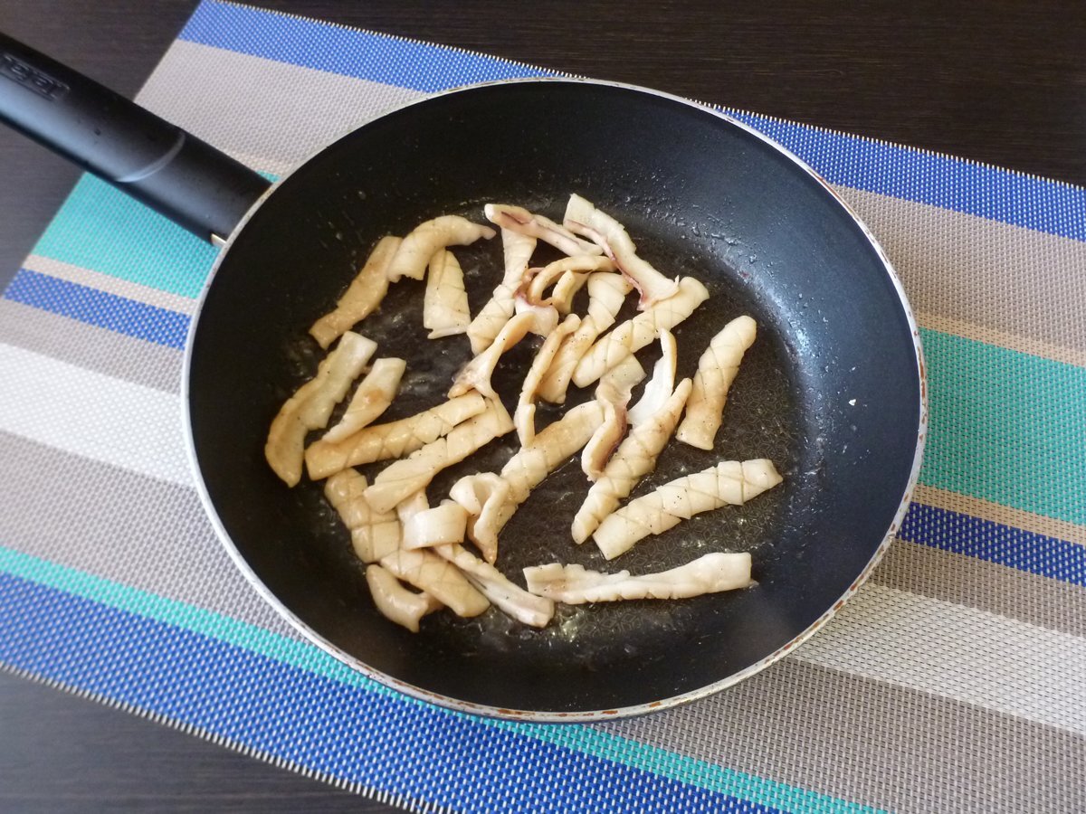 Салат с кальмарами, свежими и маринованными огурцами | Вкусномир - домашние  рецепты. | Дзен