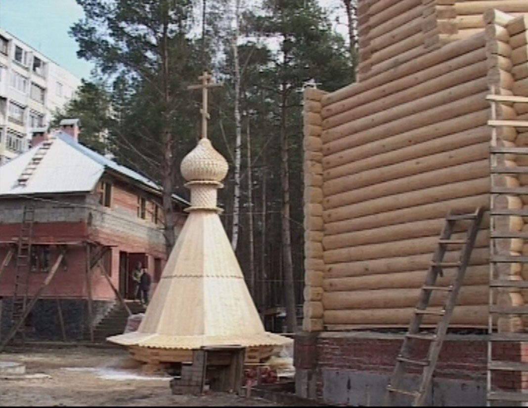 Деревянная звонница и шатёр (слева); на дальнем плане слева - строящееся административное здание; апрель 2005 г.