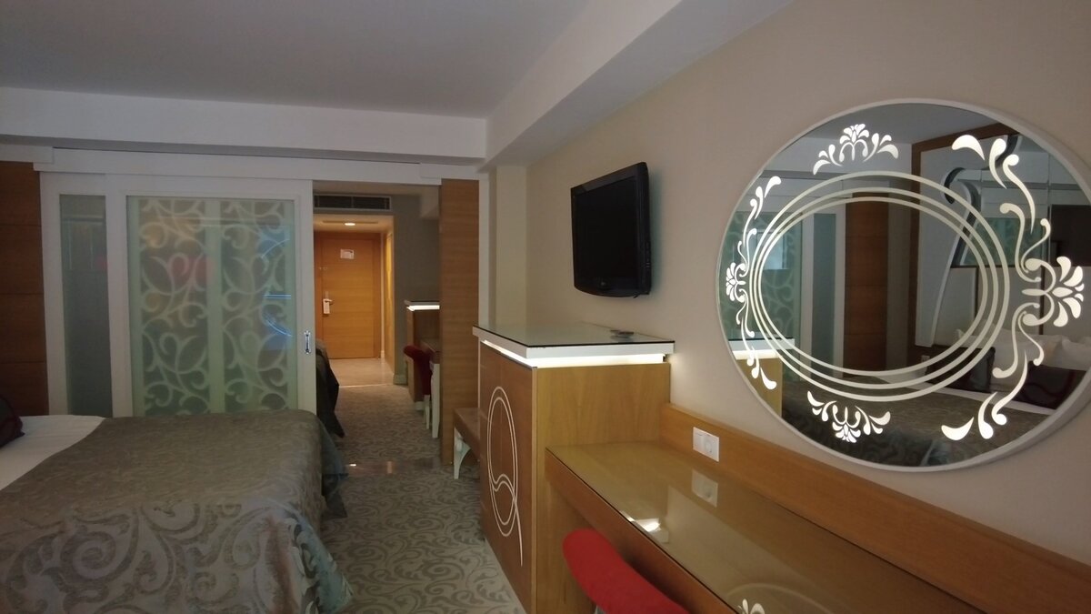 Например, в семейных номерах отеля Q Premium (Алания) довольно мало освещения, но никаких проблем с "доставлением" дополнительных торшеров проблем нет