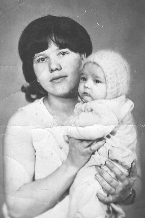 Юрий Шатунов родился 6 сентября 1973 года в городе Кумертау Башкирской АССР. У его мамы и папы были тяжелые отношения, даже появление сына не помогло им. После развода будущий артист жил с матерью Верой, с которой постоянно ссорился. В 1984 году женщина скончалась.