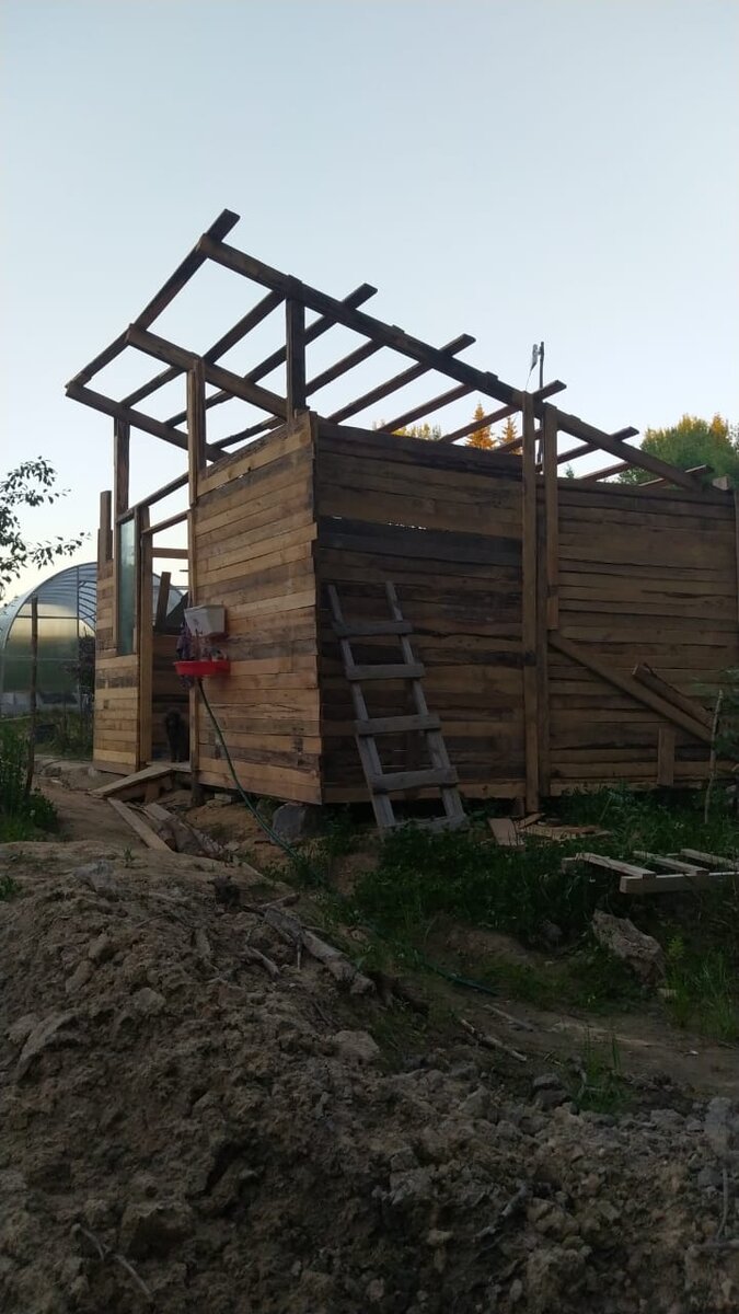 А это вид снаружи. Больше всего меня пугает "крыша". Фото автора