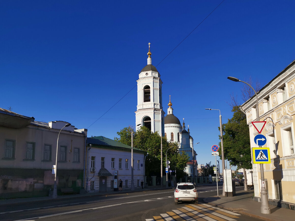 Вид на храм с улицы Станиславского