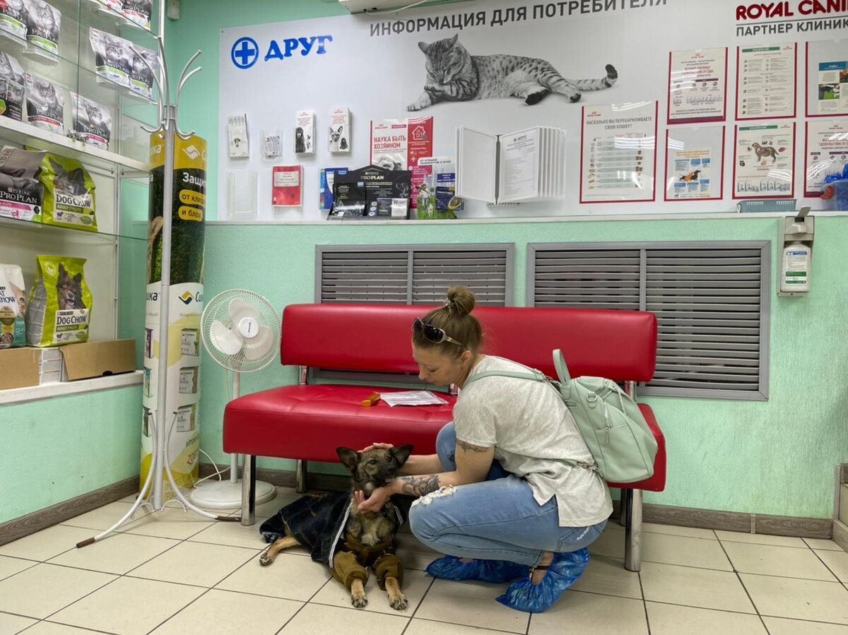 Клиника большая, а Азочка маленькая, и нам всем очень страшно, но виду не показываем