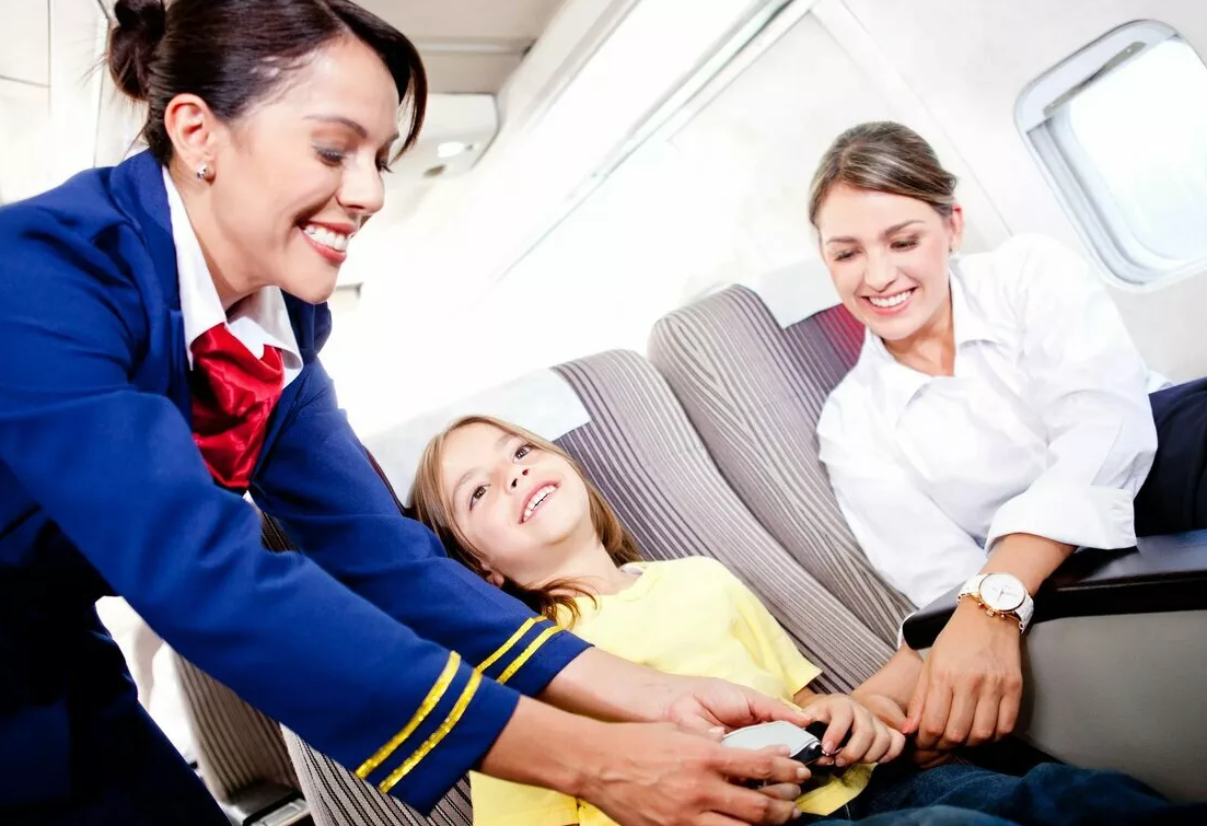 Научиться летать на самолете. Стюардесса в самолете. Стюардесса и пассажир. Стюардесса на борту самолета. Самолет с пассажиром.