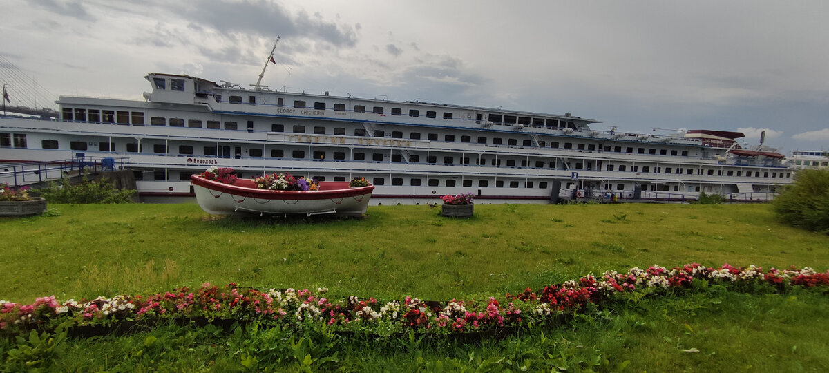 Теплоход Георгий Чичерин. Он не поместился даже в панорамный снимок.