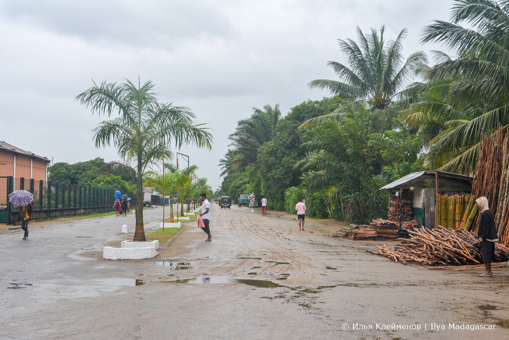 2. Сам городок, как и большинство африканских провинций, очень так себе. Это если не вникать в нюансы. Но мы-то вникнем!