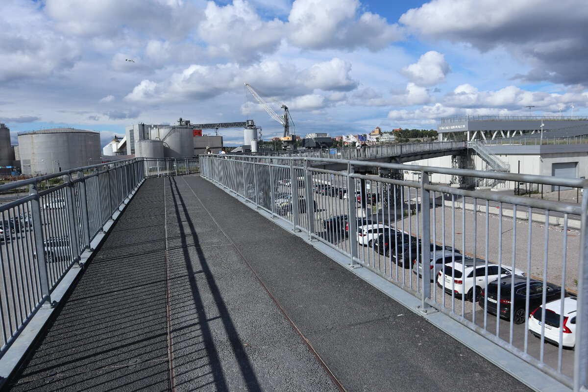 Гигантский дискобар на воде! Как выглядит изнутри десятипалубный паром из Стокгольма в Таллин