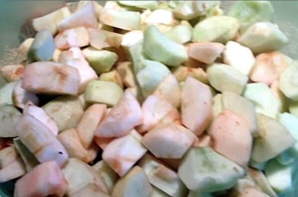 Яблоки подготовлены, их можно варить.