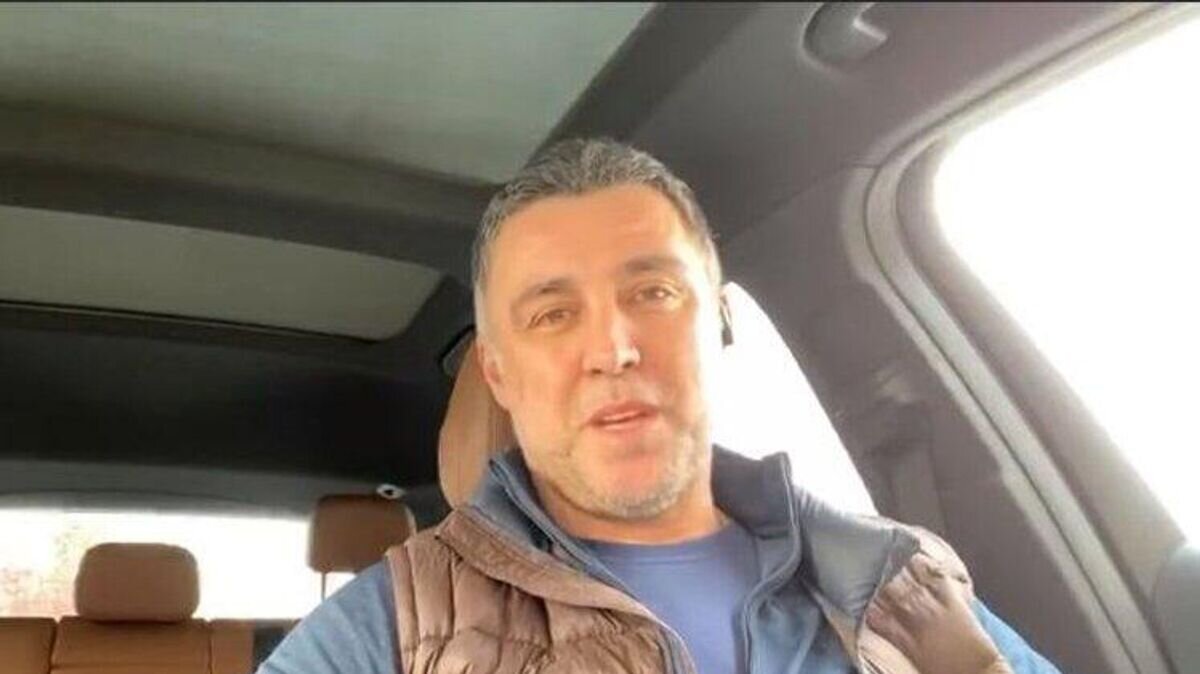    Хаканн Шукюр во время записи видео из такси.© Фото : Социальные сети Хакана Шукюра