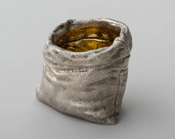 Солонка, Фирма Сазиковых.  Серебро, чеканка, золочение. Размеры 5,5×7,2×5,5 см