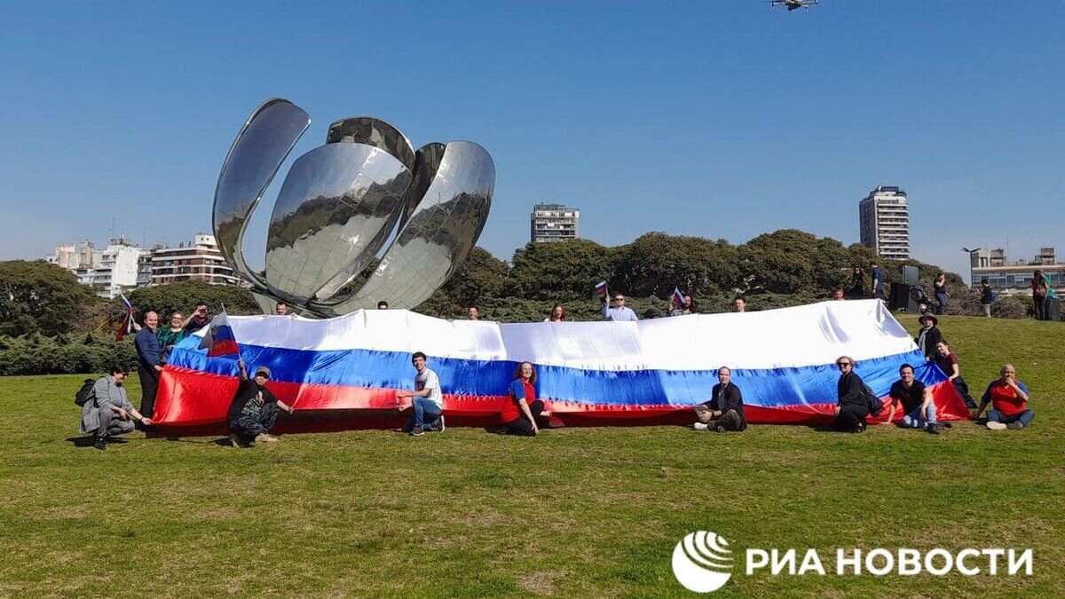    Аргентинцы и россияне развернули флаг РФ в центре Буэнос-Айреса, Аргентина