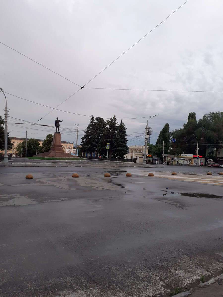 Площадь перед вокзалом.
