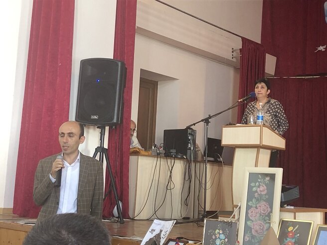 В Степанакертской школе с обучением на русском языке состоялась церемония передачи учебников. Фоторепортаж