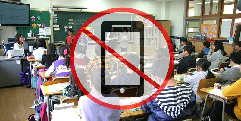 В школах запретили использование телефонов