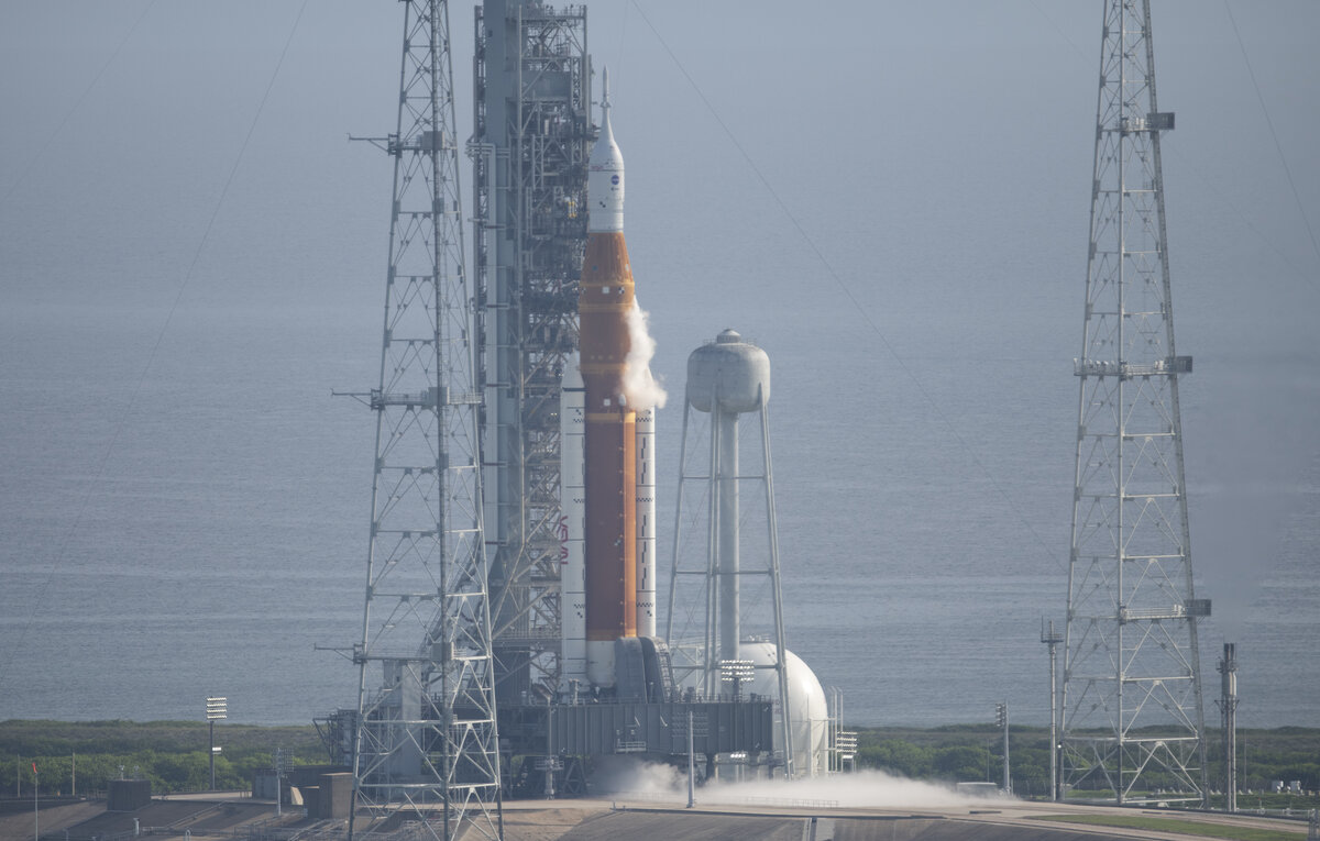    Ракета-носитель SLS с космическим кораблем Orion  Joel Kowsky/NASA via AP