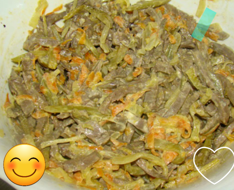 Салат из куриных сердечек. Салат с сердцем говяжьим. Салат с курин сердечками. Салат из куриной сердечки. Салат из говяжьего сердца.