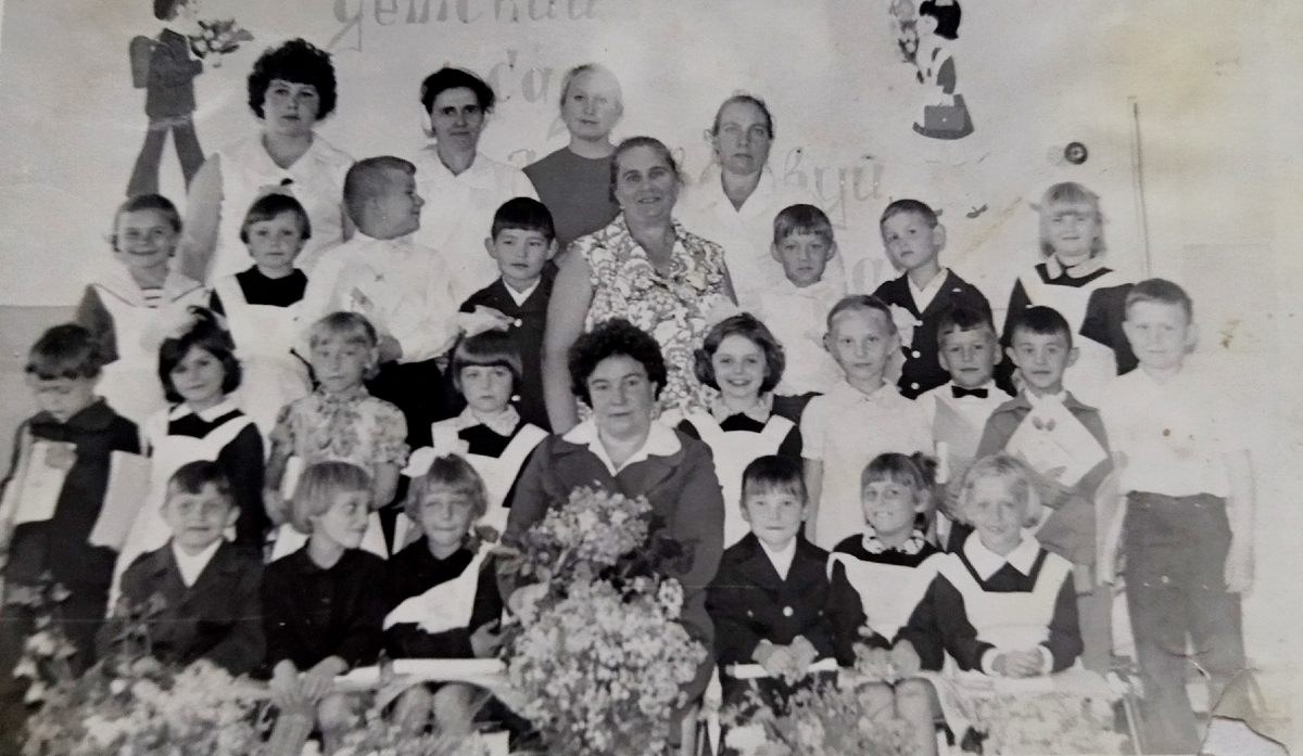 А вот этот момент совершенно не помню. Хотя здесь мне уже 7 лет. Ребят помню всех. Восемь человек с этого фото у меня в записной книжке телефона и у нас общая группа. Воспитанные государством.