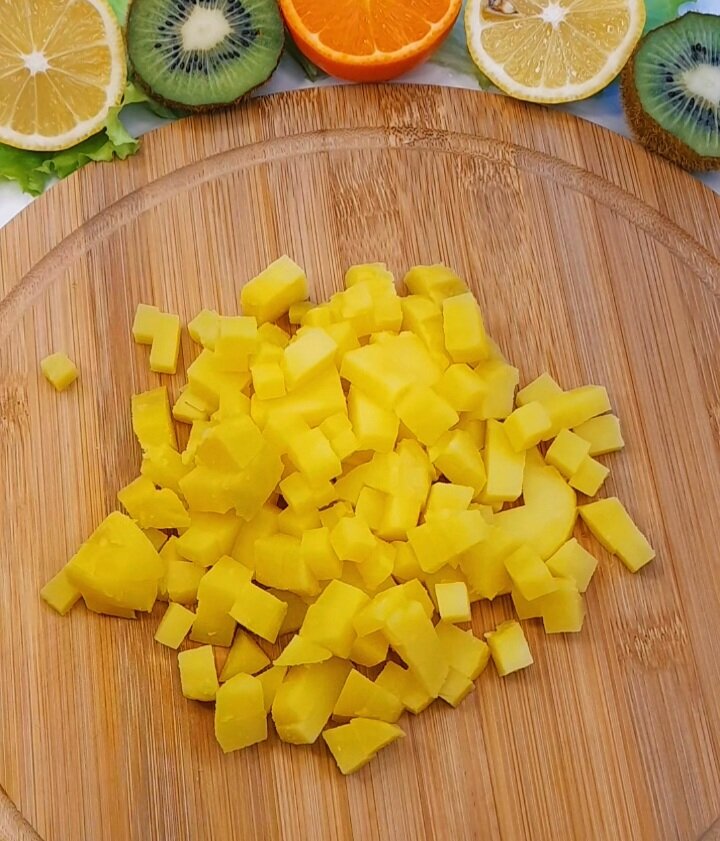 Картофель варим до готовности, остужаем , очищаем и нарезаем на средний кубик 