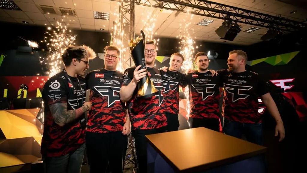 BLAST FaZe победив по картам 21, premier 2022: heroic оказались лучше.