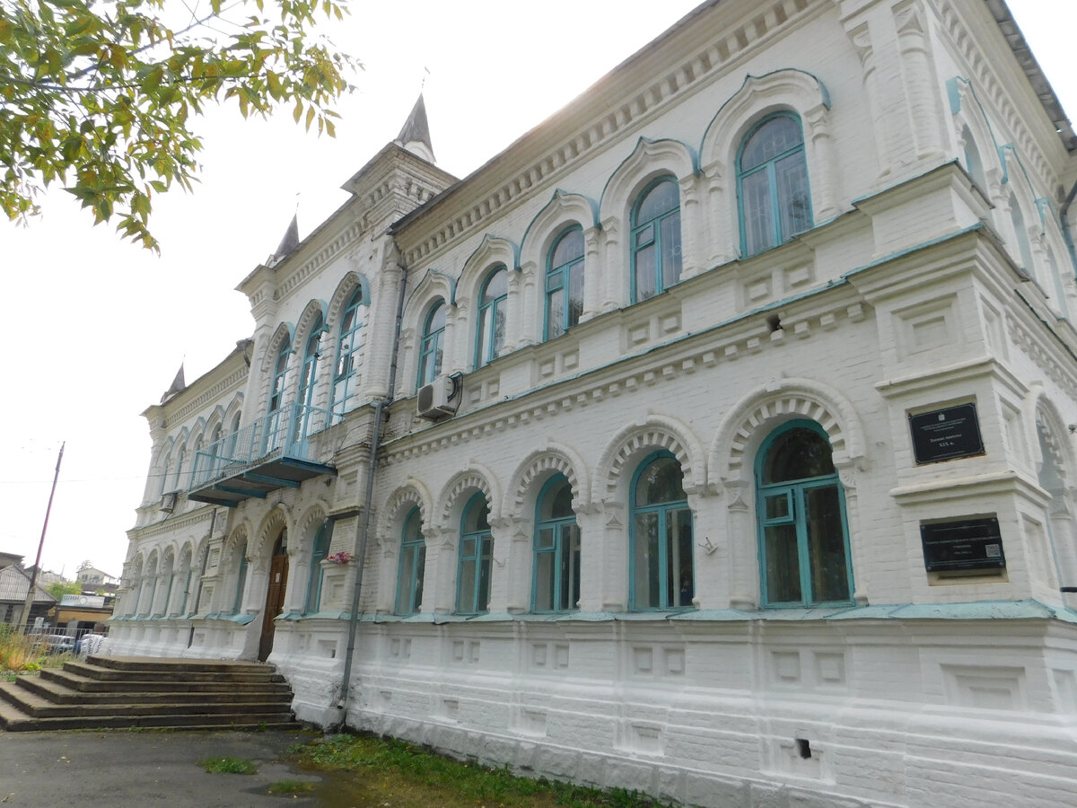 Здание школы построено в конце XIX века. Фото автора.