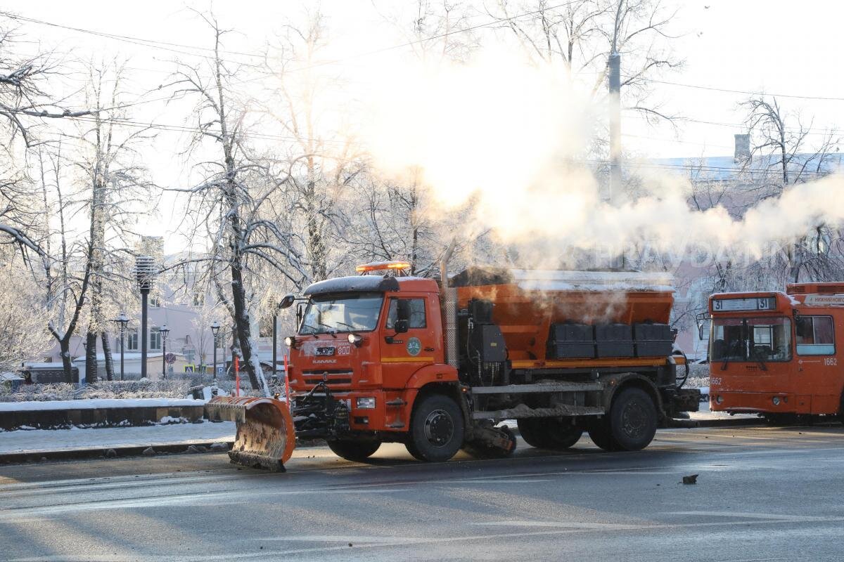    В среднем днем на дороги города выезжают 360 машин коммунальной техники Арина Полтанова