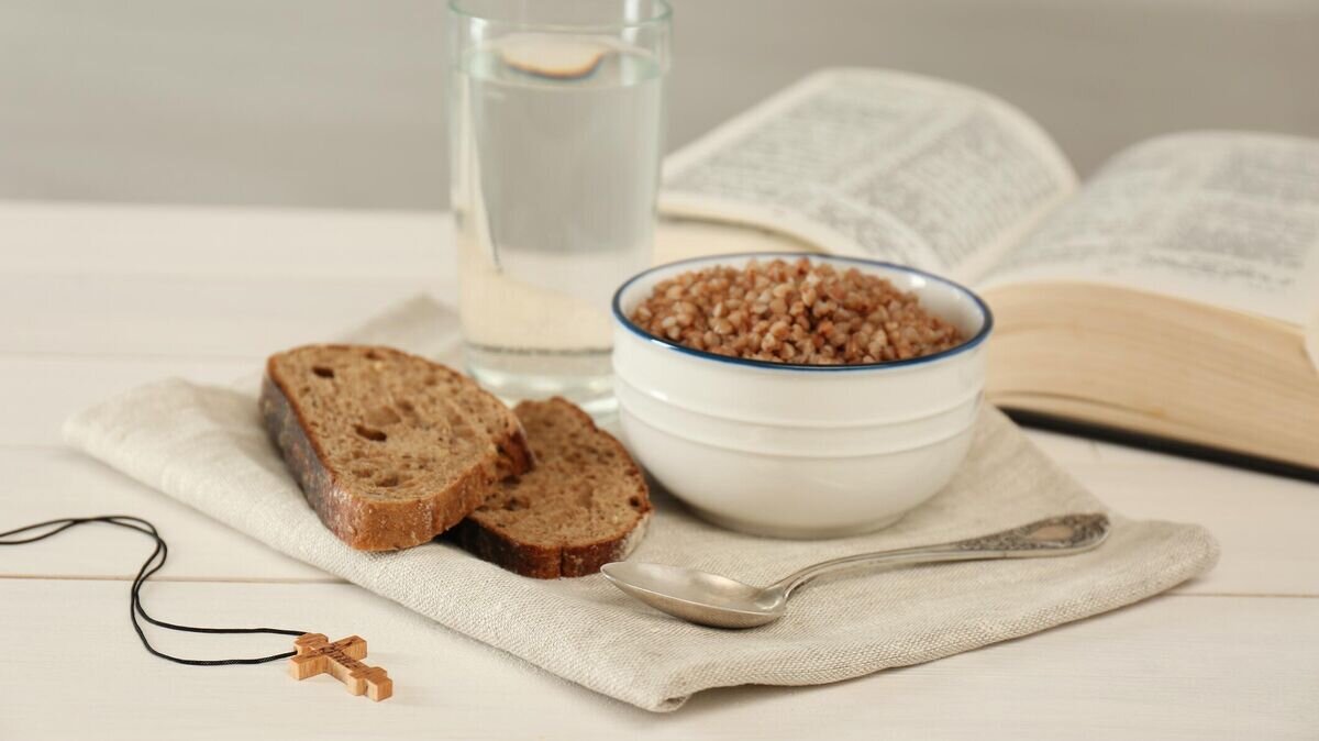    Гречневая каша, хлеб и вода во время Великого поста© iStock.com / Liudmila Chernetska