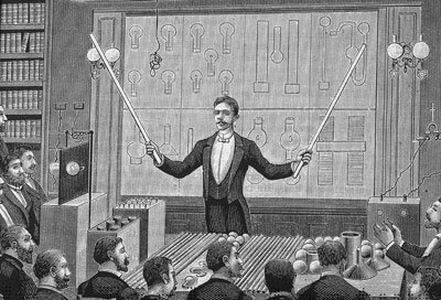 Никола Тесла во время презентации одного из своих изобретений