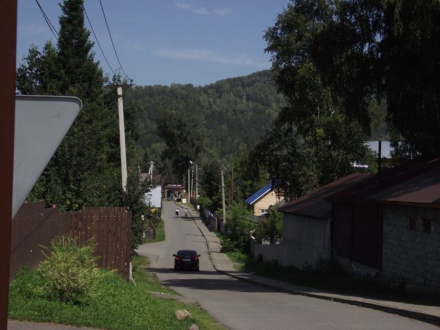 Посёлок Катунь во всей своей дневной красе: людей мало, потому что все на экскурсиях - одни смотрят, другие показывают. Фото из личного архива автора (С), 2019 год