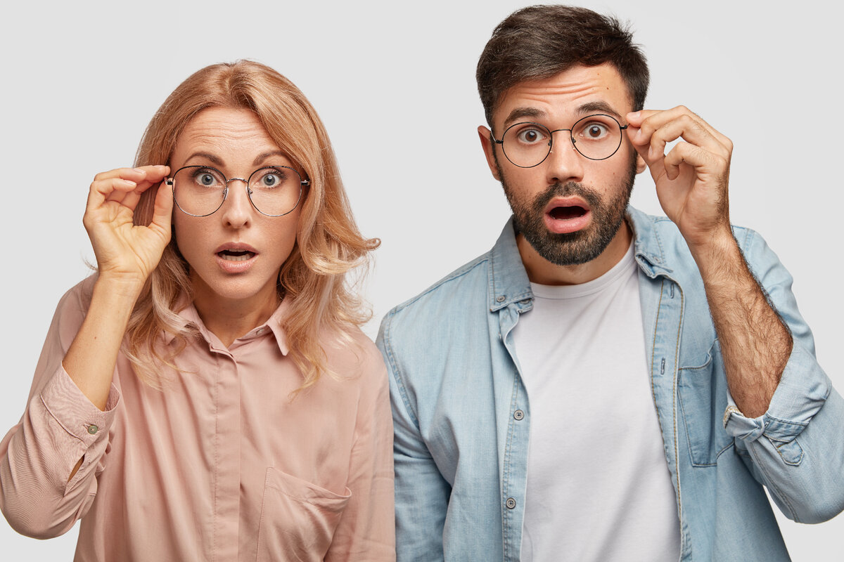 <a href="https://ru.freepik.com/free-photo/stunned-beautiful-woman-and-his-man-partner-looks-with-eyes-full-of-disbelief-stare-through-glasses_10521283.htm#query=%D1%88%D0%BE%D0%BA&position=10&from_view=search&track=sph">Изображение от wayhomestudio</a> на Freepik