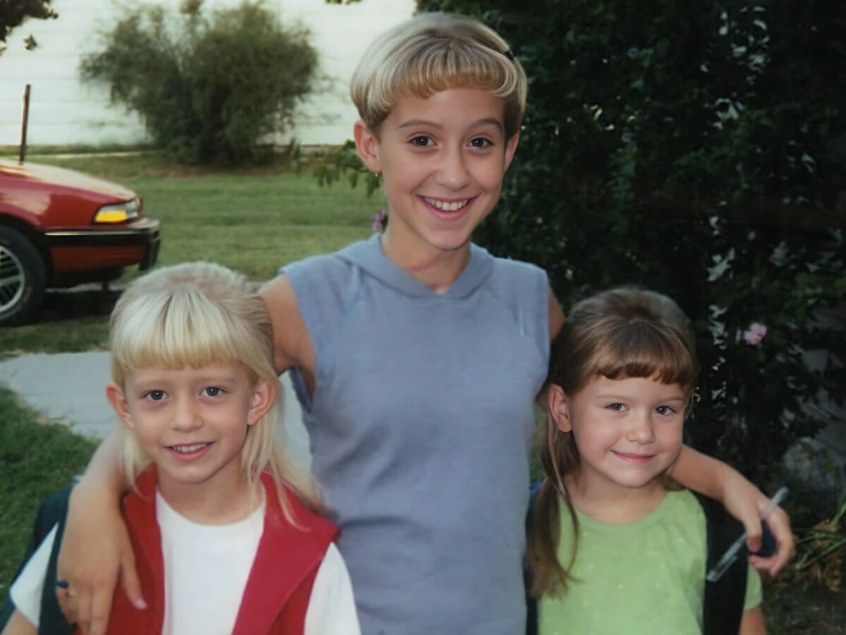 Кристал Сёрлс (в центре) со своими младшими сёстрами Марке (слева) и Эмбер