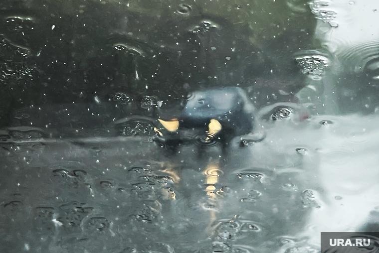    Также дожди затопили дорогу по проспекту 40-летия Победы