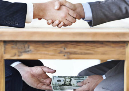    Почти 80% украинцев считают Зеленского ответственным за коррупцию во власти