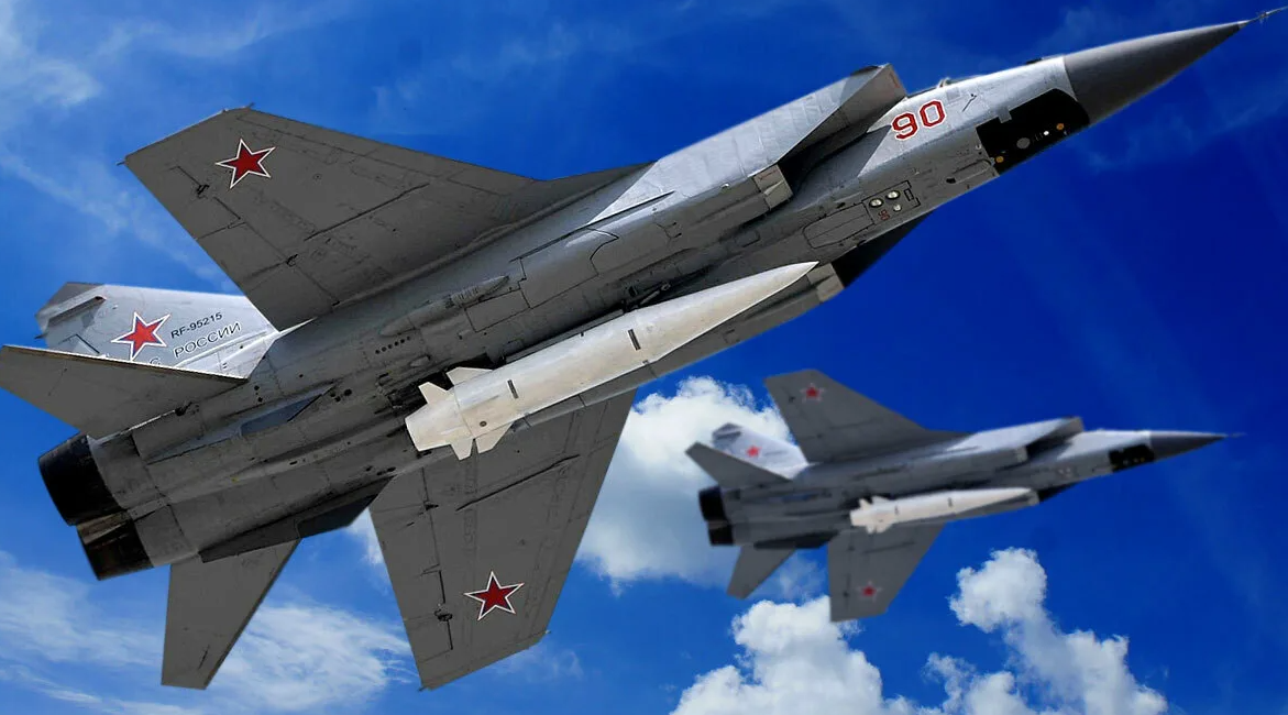Авиационного комплекса кинжал. Миг-31 сверхзвуковой самолёт. Миг-31 БМ кинжал. Миг-31 с кинжалом. Миг-31бм с ракетами