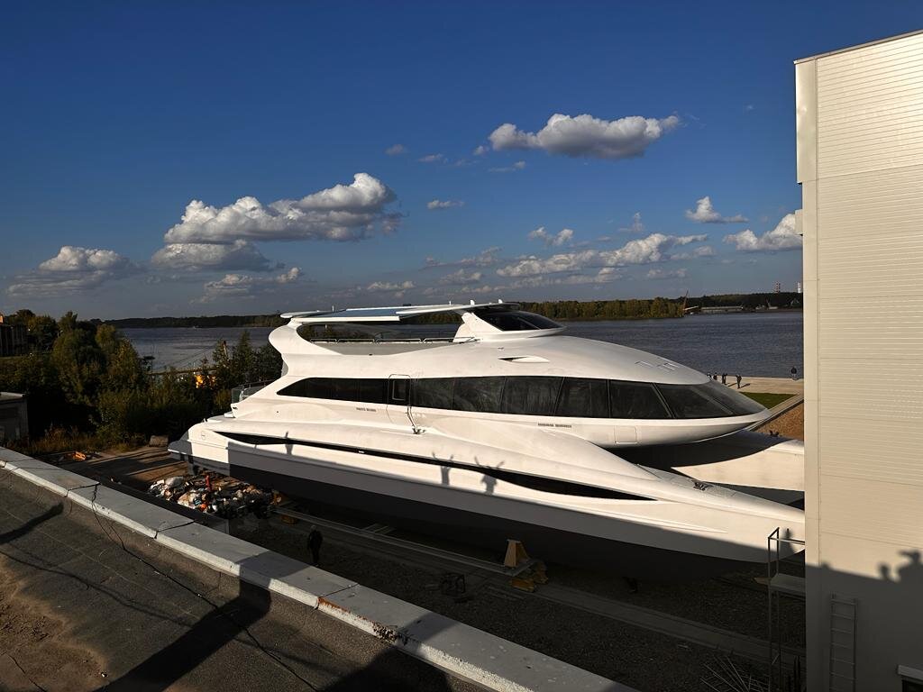 БМВ • В Ярославле 2 октября спустят на воду новый катамаран проекта L1100