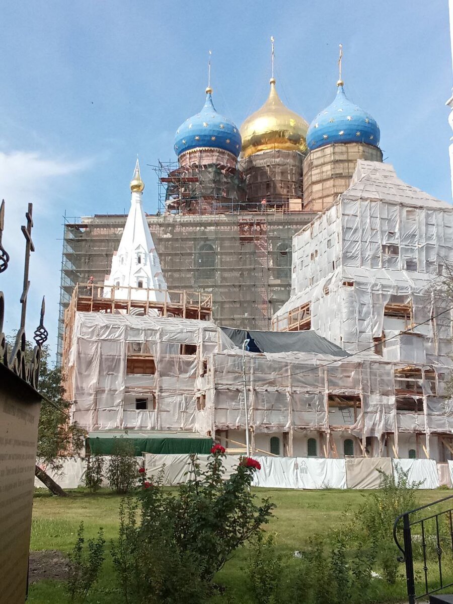 Часть одного из приделов Богоявленской церкви уже предстает в обновленном виде