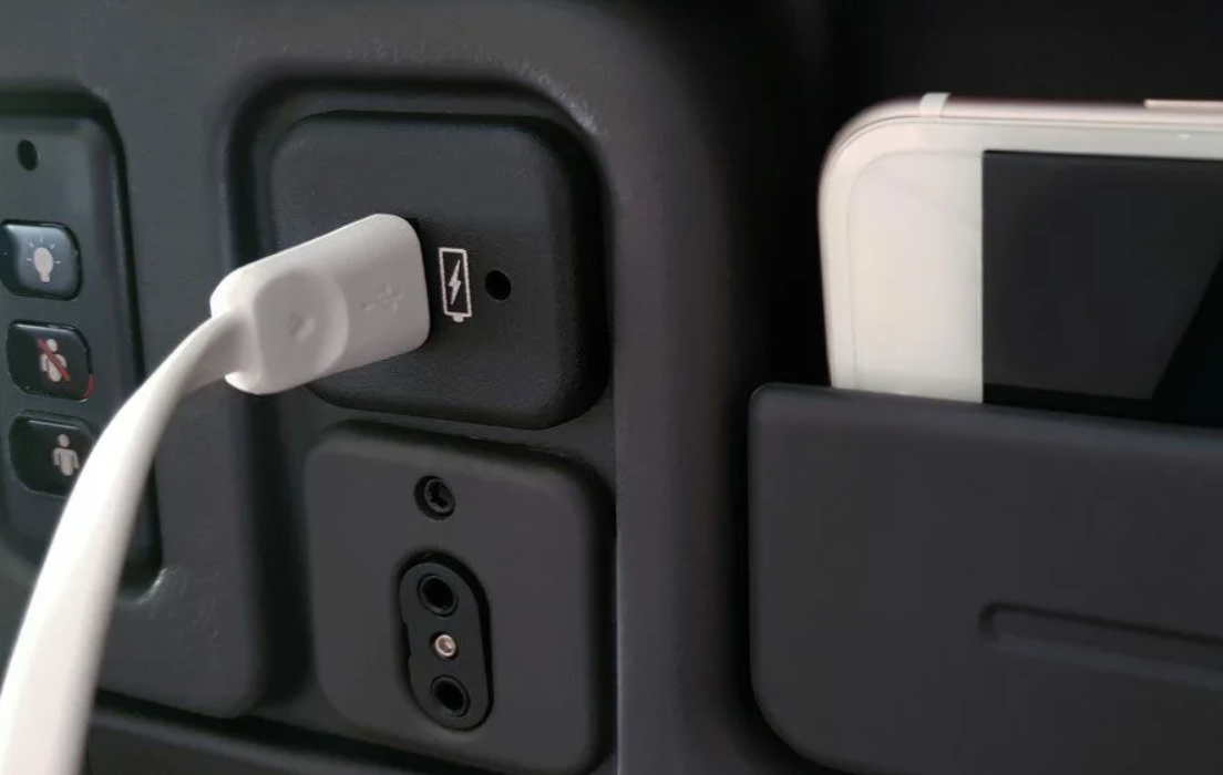 В самолетах можно зарядить телефон. USB В самолете s7. Зарядка телефона в самолете s7. USB-розетка а320 Аэрофлот. USB зарядка в самолете.