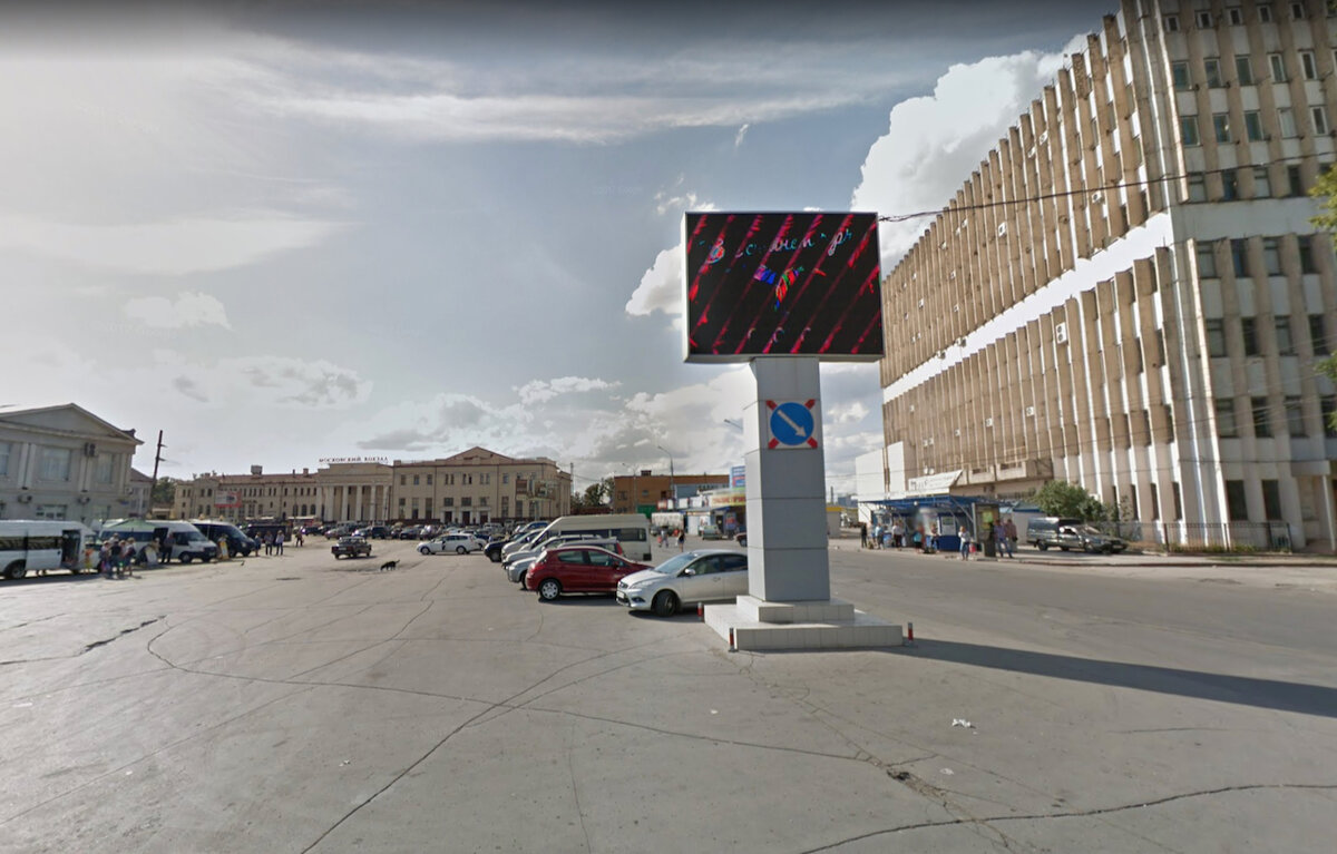 Привокзальный пейзаж Тулы: справа - ребристый фасад НИИ репрографии, прямо - Московский вокзал