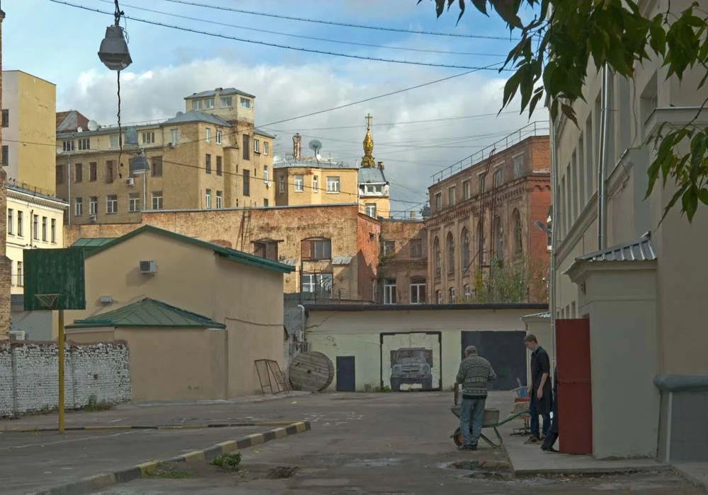 Кривоколенный переулок. Переулки Кривоколенный и армянский. Дворы армянский переулок. Двор в Кривоколенном переулке.