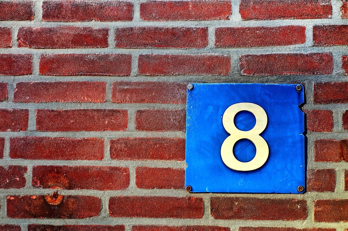 Чем ярче табличка, тем проще найти нужный дом!