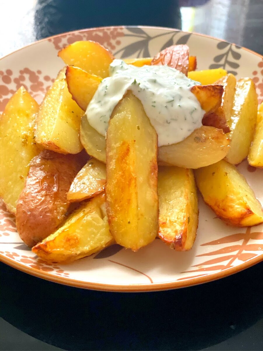 ЗАПЕЧЕННЫЙ МОЛОДОЙ КАРТОФЕЛЬ В КОЖУРЕ КБЖУ на 100г. 76.4/2.7/2.4/11.2
👇Ингредиенты:
✅Картофель молодой 1 кг.
✅Оливковое масло 20г.
✅Специи: соль, перец, прованские травы по вкусу.
✅Чеснок 5 зубчиков.
✅Греческий йогурт 150 г.
✅Укроп 15 г.
👩‍🍳
✔️Картофель хорошо моем с помощью щетки, от кожуры не очищаем, режем на 4 части.
✔️Добавляем специи, оливковое масло и ставим в разогретую духовку на 30-40 минут при температуре 180 градусов.
✔️Делаем соус: для этого измельчаем чеснок или пропускаем через пресс, мелко нарезаем укроп и смешиваем все с греческим йогуртом.
Приятного аппетита!