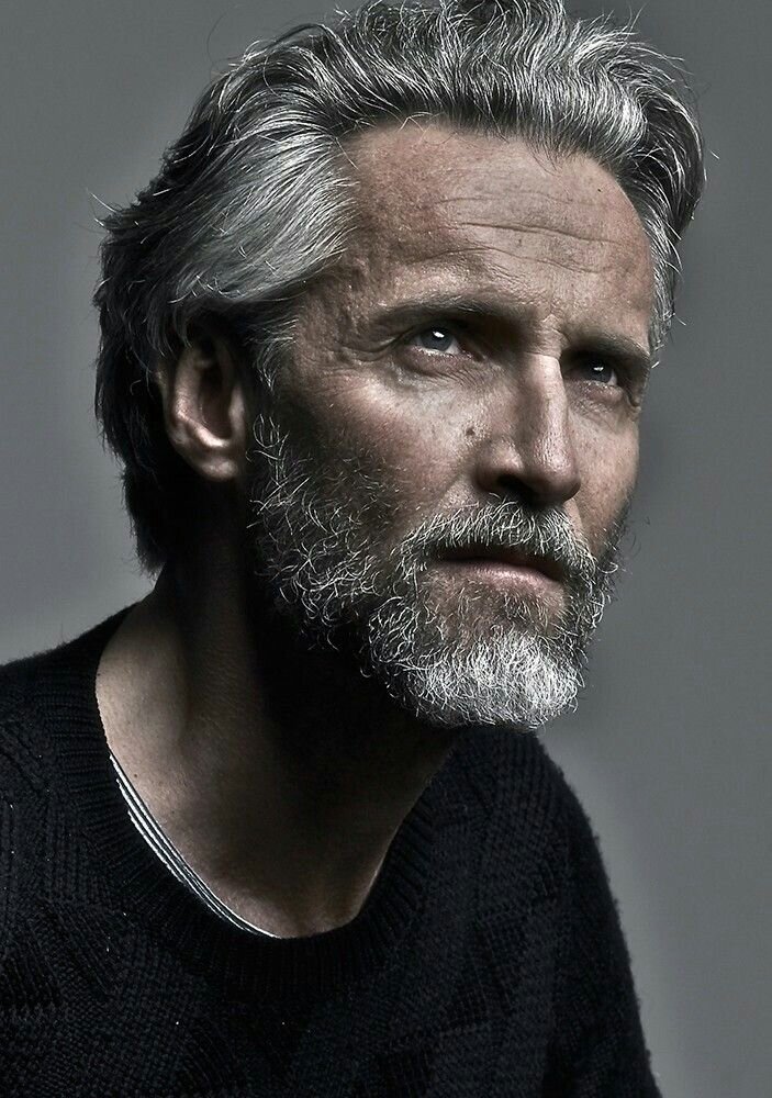 прическа с сединой для мужчин. фото мужчин 50 с бородой. джордж клуни с бородой. лоранс никотра. фото мужчин 50 с бородой.