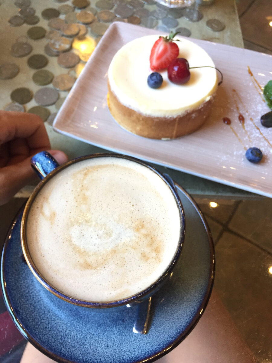 Кафе «Venezia», кстати, кофе латте тут подают в кружке, а не в стакане. Фото автора