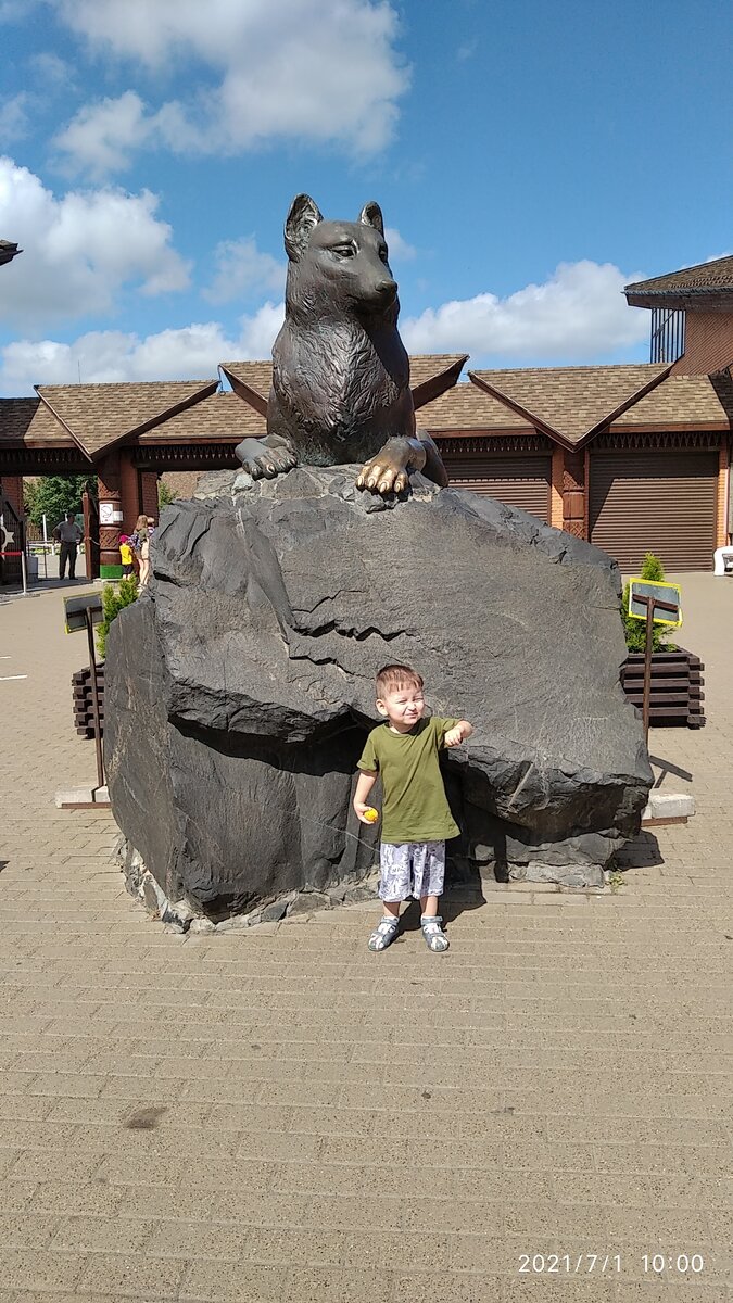Бронзовый волк с натёртой лапой : каждый норовит погладить! Ага, в лесу-то не судьба — оттяпает...