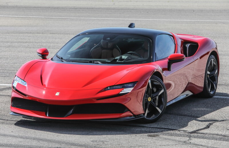 И последним автомобилем на сегодняшний день от "Ferrari" является Ferrari SF90 Stradale. Автомобиль назван в честь 90-летнего юбилея гоночной команды Scuderia Ferrari. На SF90 установлен двигатель с градусным развалом блока V8 с 90. Рабочий объем составляет 3990 см³. Максимальная мощность 780 при 7500 об/мин. Масса двигателя 1570 килограмм. Максимальная скорость 340 км/ч, разгон до 100 километров за 2.5 секунды. Цена составит за этот автомобиль порядка 34 миллионов рублей. 