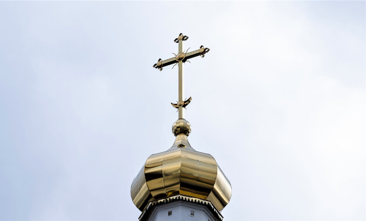 Наверняка многие задавались вопросом, что делает полумесяц на православном кресте? Связан ли он с исламом? Какова история полумесяца в христианстве? Что он означает?