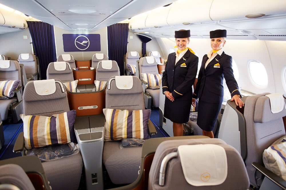 Этихад багаж. A380 Lufthansa салон. Lufthansa a340 Business class. Люфтганза салон самолета. Lufthansa a340-600 Business class.